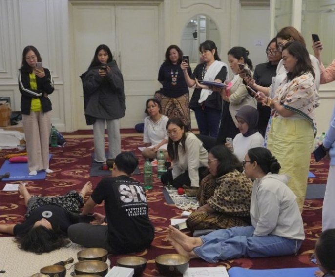 Terapi chakra dengan singing bowl dalam sesi kelompok